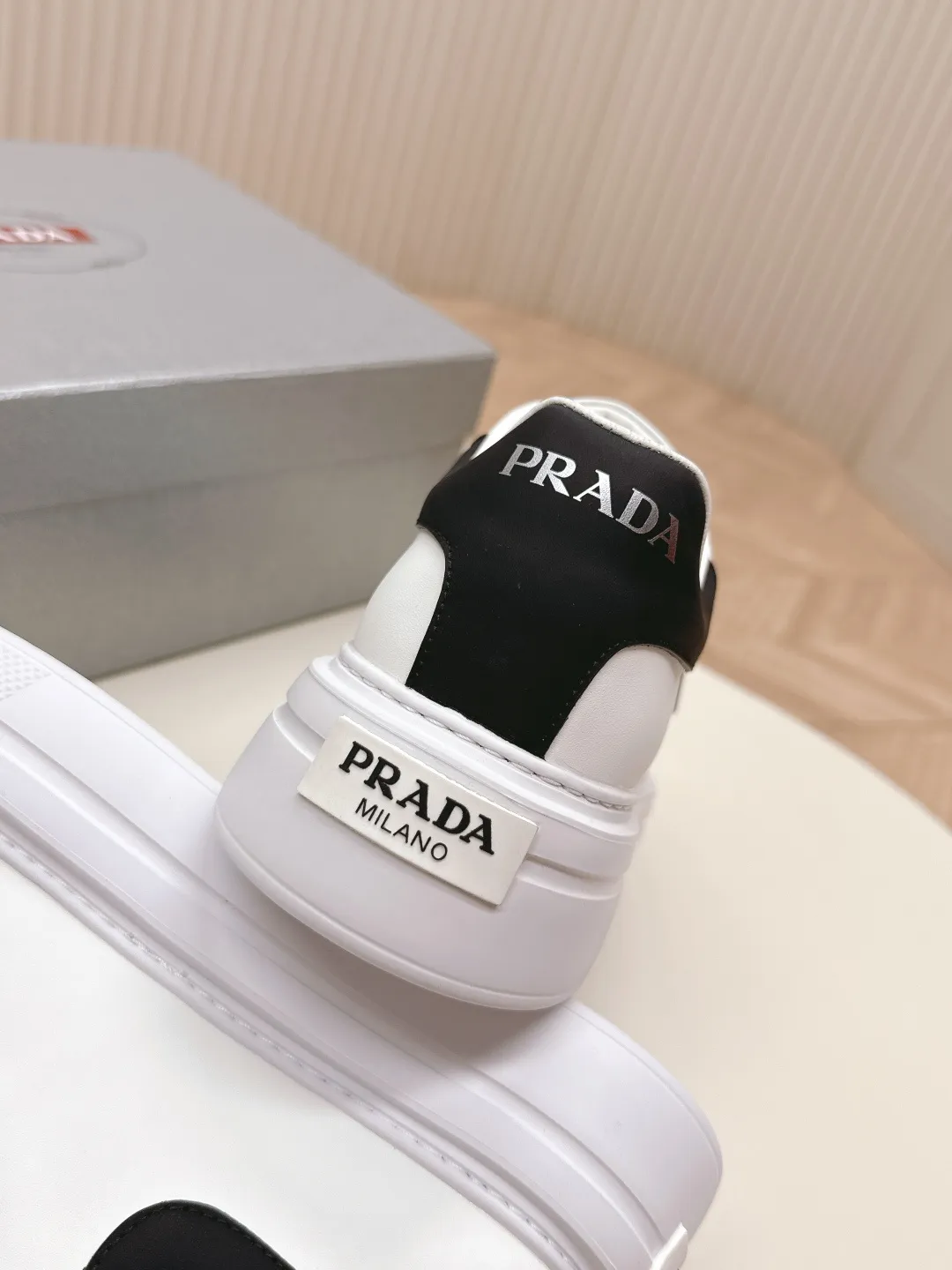 👟👟Ex-factory price 600👟👟 Prada 25ss new casual white shoes, couple style 👫 P fashion white shoes, re-released, high-quality shipments, elegant and generous, comfortable on the feet, super classic, super light and comfortable on the feet Fabric: silky cowhide Lining: water-dyed sheepskin lining + genuine leather foot sole: EVA outsole Code number: 35-45 (40 for women, 45 for men, customized)